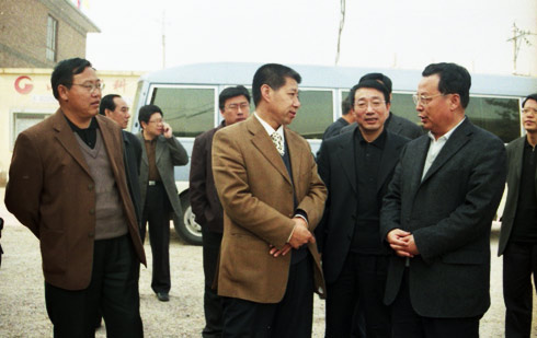 省長(zhǎng)孟學(xué)農(nóng)視察金瑞公司風(fēng)電法蘭生產(chǎn)線并與蘭鵬光總經(jīng)理親切交淡