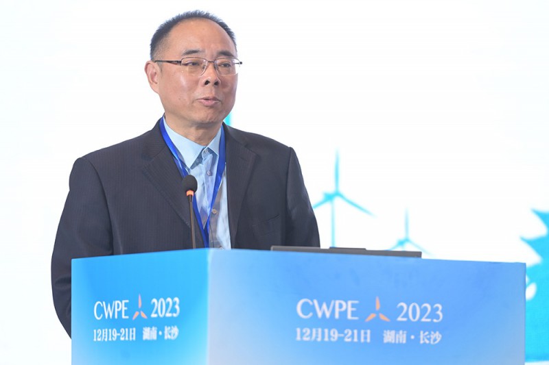 中國電器工業(yè)協(xié)會副會長、中國電器工業(yè)協(xié)會風(fēng)力發(fā)電設(shè)備分會理事長劉萬平致辭