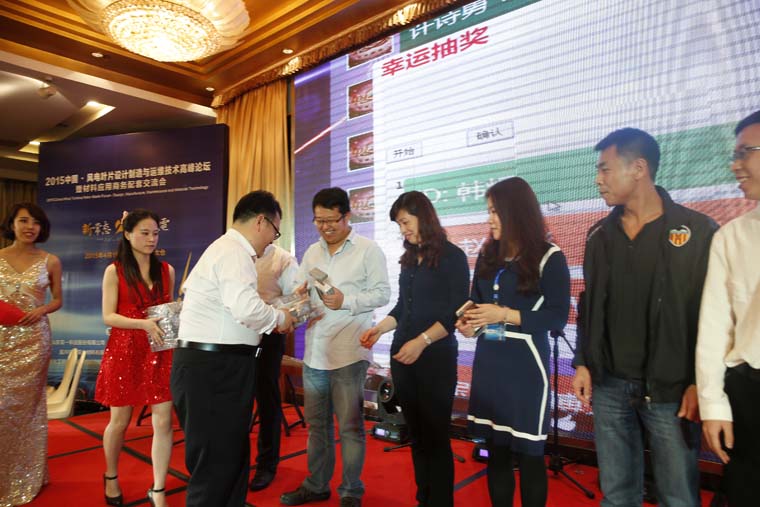 我網(wǎng)趙總為獲獎(jiǎng)?wù)哳C發(fā)獎(jiǎng)品